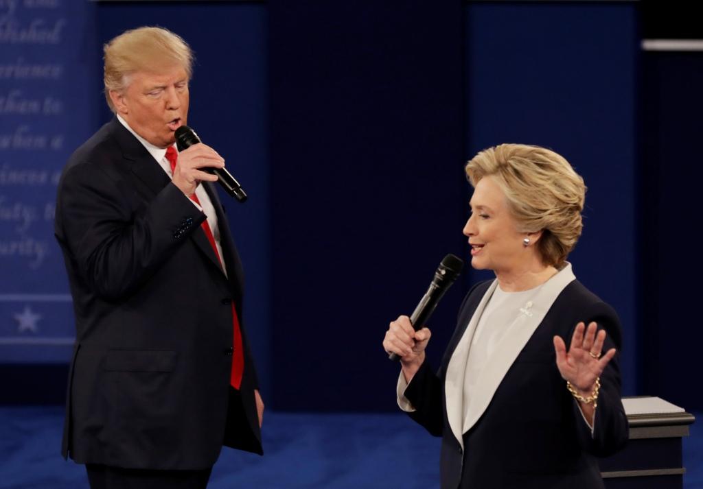 Hillary Clinton y Donald Trump intercambiando opiniones. 