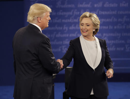 Hillary Clinton y Donald Trump se dan la mano al finalizar el debate.
