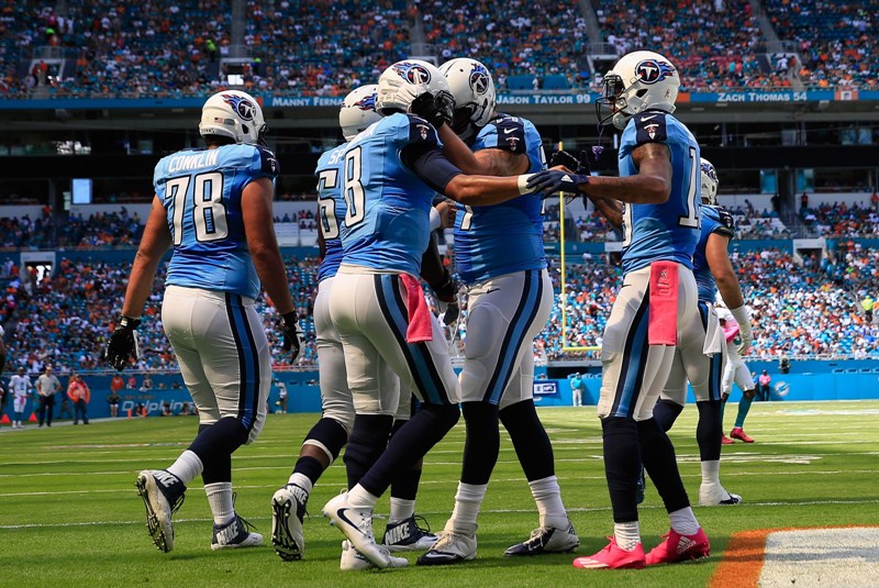 Marcus Mariota celebra un touchdown con sus compañeros 