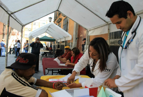 Personal de la delegación Cuauhtémoc y de la Secretaría de Salud de la Ciudad de México atendió con servicios básicos de salud a personas en situación