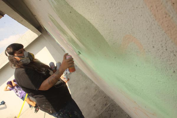Tysa Paulina, de la CdMX, pintando en la estación Mitras.