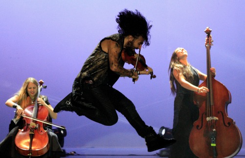 Ara Malikian, violinista libanés, naturalizado español, cautivó al público que se reunió anoche en la explanada de la Alhóndiga de Granaditas, dentro 