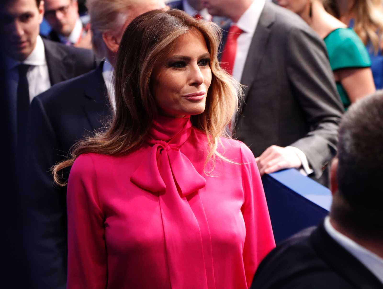 Melania Trump asistió al segundo debate de los candidatos a la presidencia de los Estados Unidos con una blusa de estilo "pussy bow". 