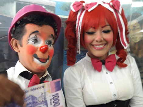 Los payasos Elías Brisanto, "Farolito" y su compañera Brigitte Álvarez, "Gigi",  proponen que los payasos que se dedican a animar fiestas infantiles o