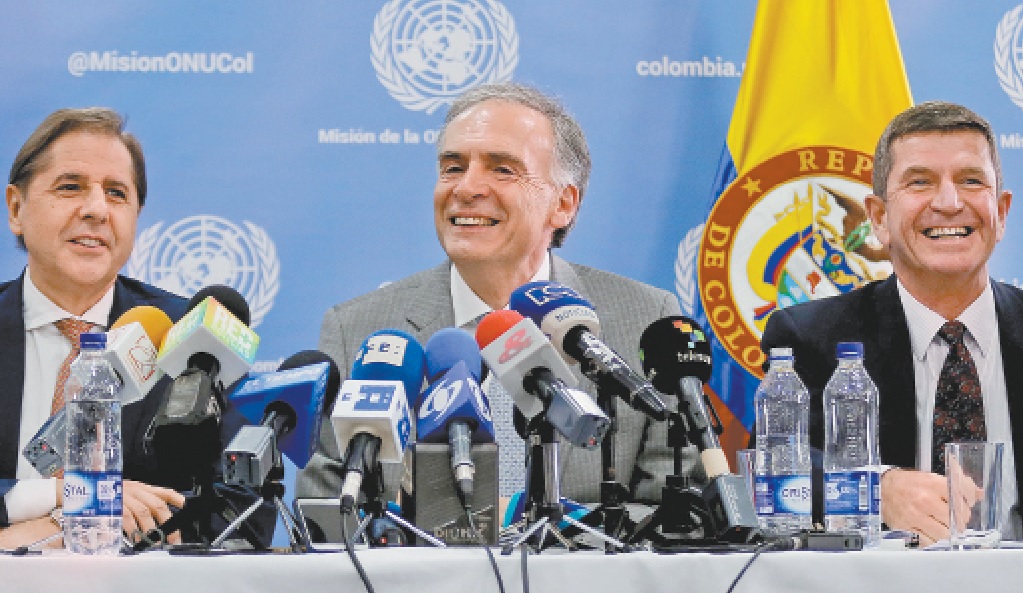 Jean Arnault (c), jefe de misión de la ONU en el país sudamericano.