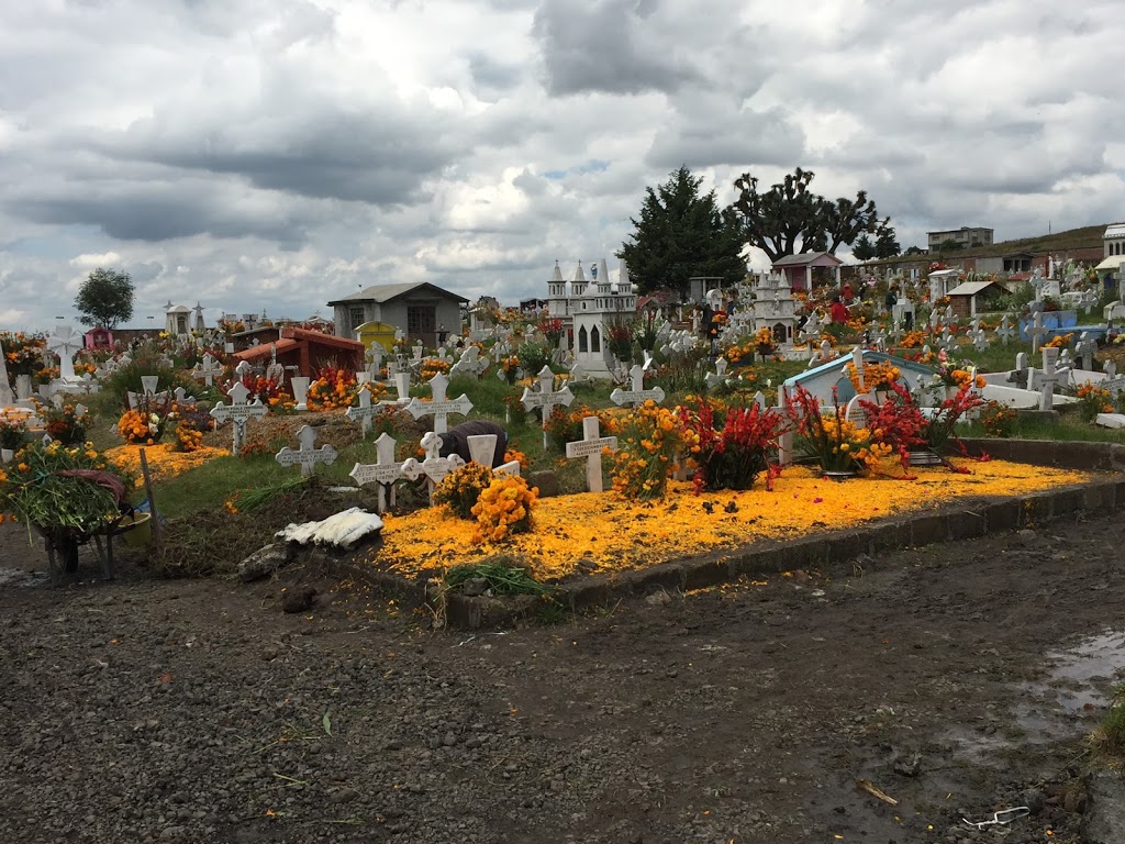 Les dan mantenimiento antes del Día de Muertos.