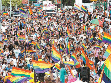 En el libro El que no brinque es buga se hace una recopilación de crónicas sobre marchas de orgullo gay en NL.