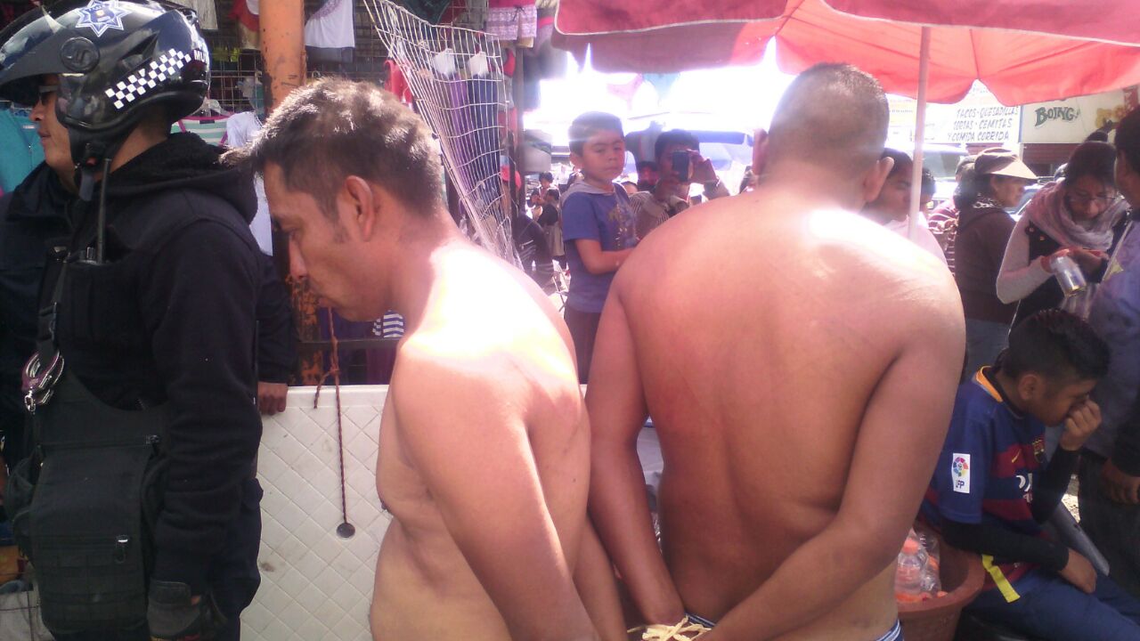 Los dos presuntos ladrones fueron desnudados y rapados por los comerciantes. 