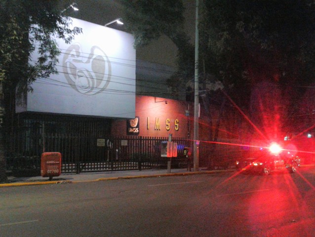 Durante esta madrugada uno de los ladrones sometió con un arma de fuego a la mujer que estaba de guardia.