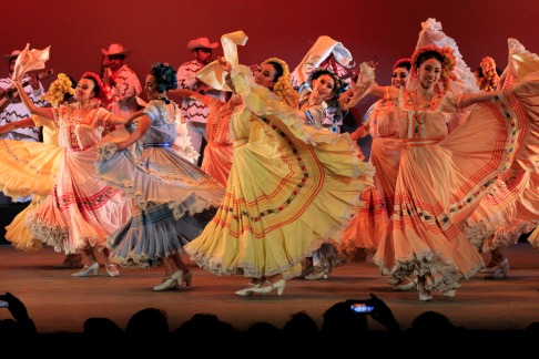 Música en vivo y grabada, de mariachi, jarocha y coros, fue el acompañamiento para el ballet, embajador de México ante el mundo si de bailes tradicion