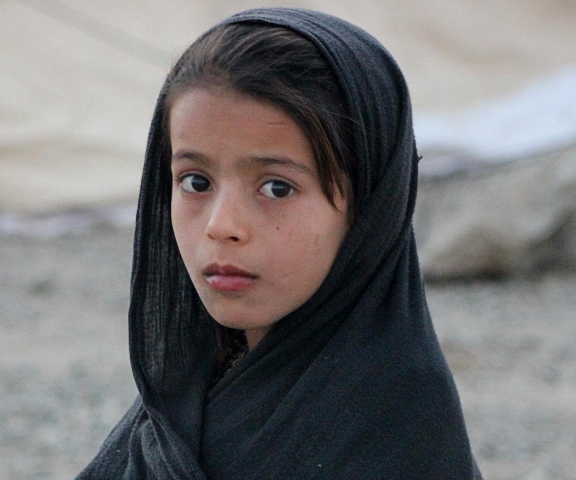 Una niña en un campamento de refugiados en Afganistán.