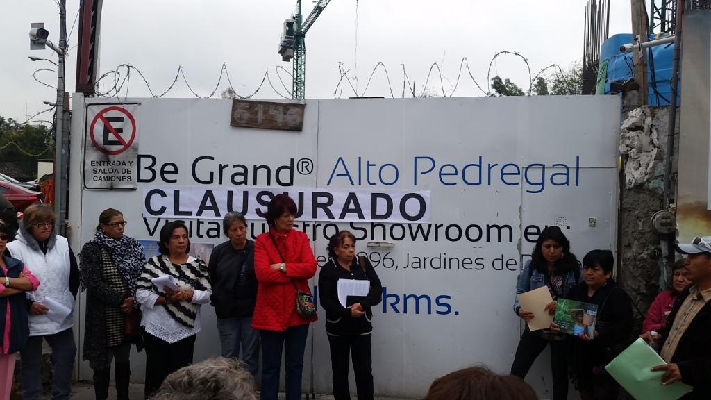 Vecinos acusaron que el gobierno capitalino sólo busca beneficiar a empresas inmobiliarias; desde hace tres meses hay fallas en el suministro de agua.