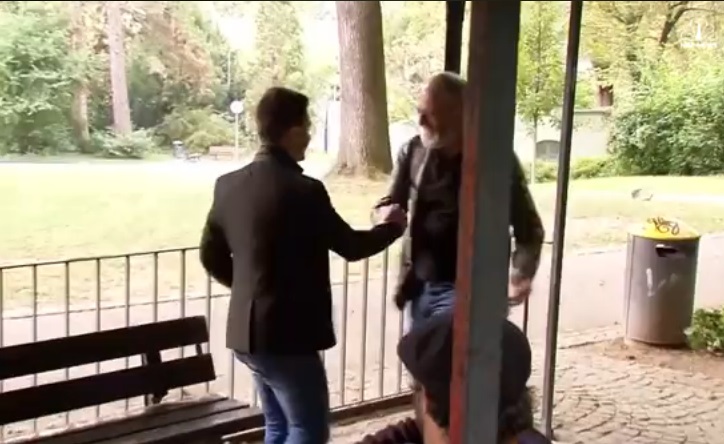 El actor abrazó al joven sirio. 
