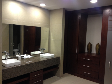 El baño del departamento cuenta con lujosos acabados.