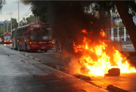 Manifestantes prendieron fuego en carril del Metrobús para impedir su paso.