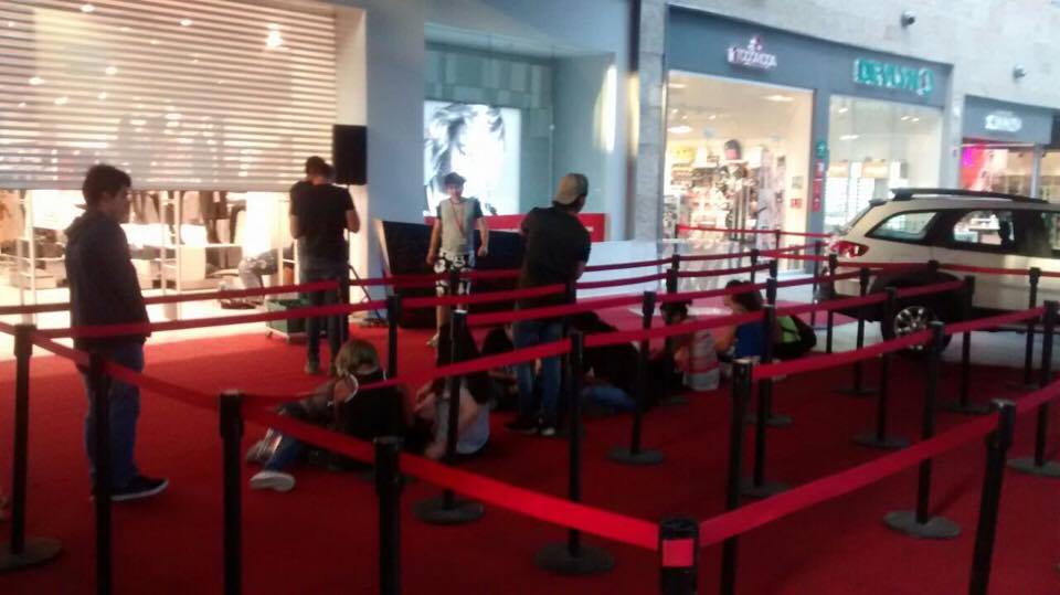 Desde la noche de este miércoles, fanáticos de la moda esperan ser los primeros en aprovechar la mercancía de esta famosa tienda.