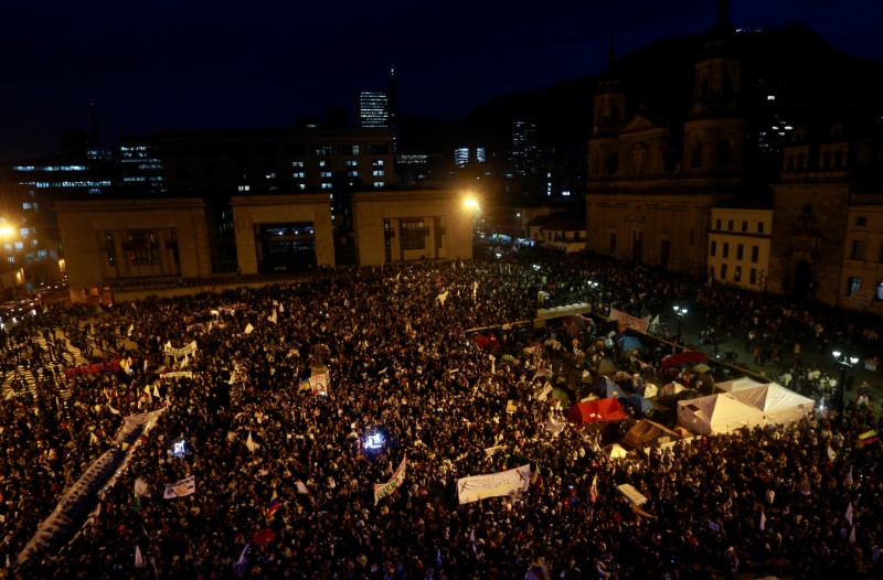 Partidarios de un acuerdo de paz abarrotaron la Plaza Bolívar.