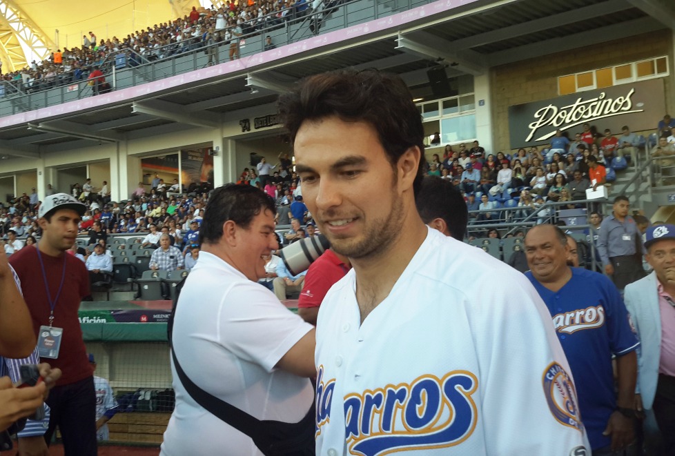 Sergio Pérez lanzó la primera bola del juego ante los Tomateros de Culiacán.