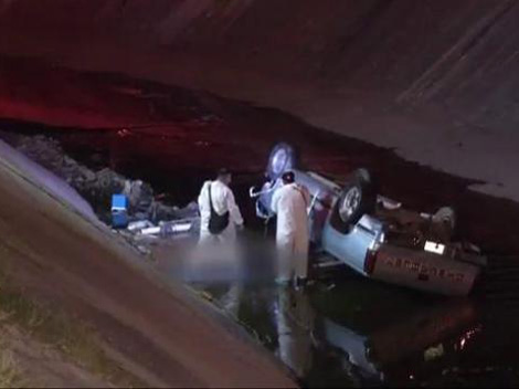 Tránsito asegura que la camioneta derrapó por lo menos 20 metros, antes de caer.