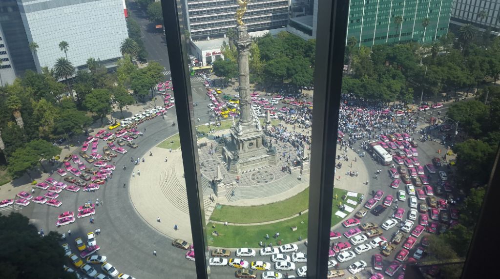 Un usuario en Twitter compartió la foto en donde se ve la movilización de los taxistas con el siguiente mensaje "Así estamos desde el Ángel de la Inde