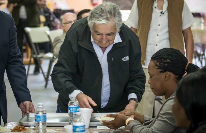 De visita en Tijuana, el ex mandatario uruguayo, José Mujica, compartió los alimentos con migrantes de diferentes partes de América Latina y África.