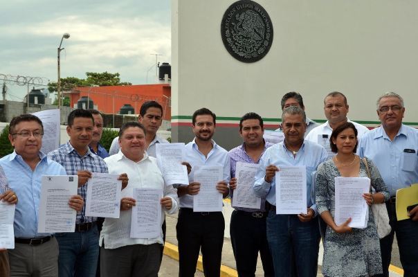 Alcaldes panistas de 20 municipios de Veracruz denunciaron al gobierno del estado por desvío de recursos.