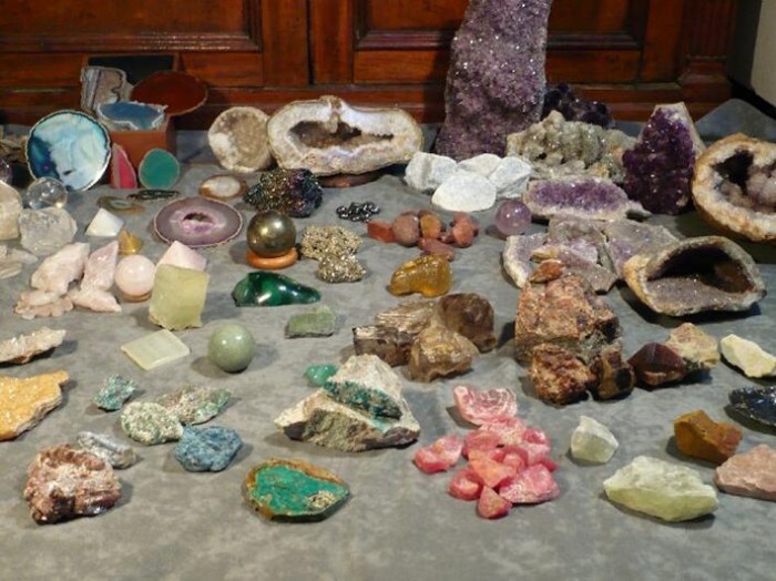 Algunos crean piezas de piedra lapidada.