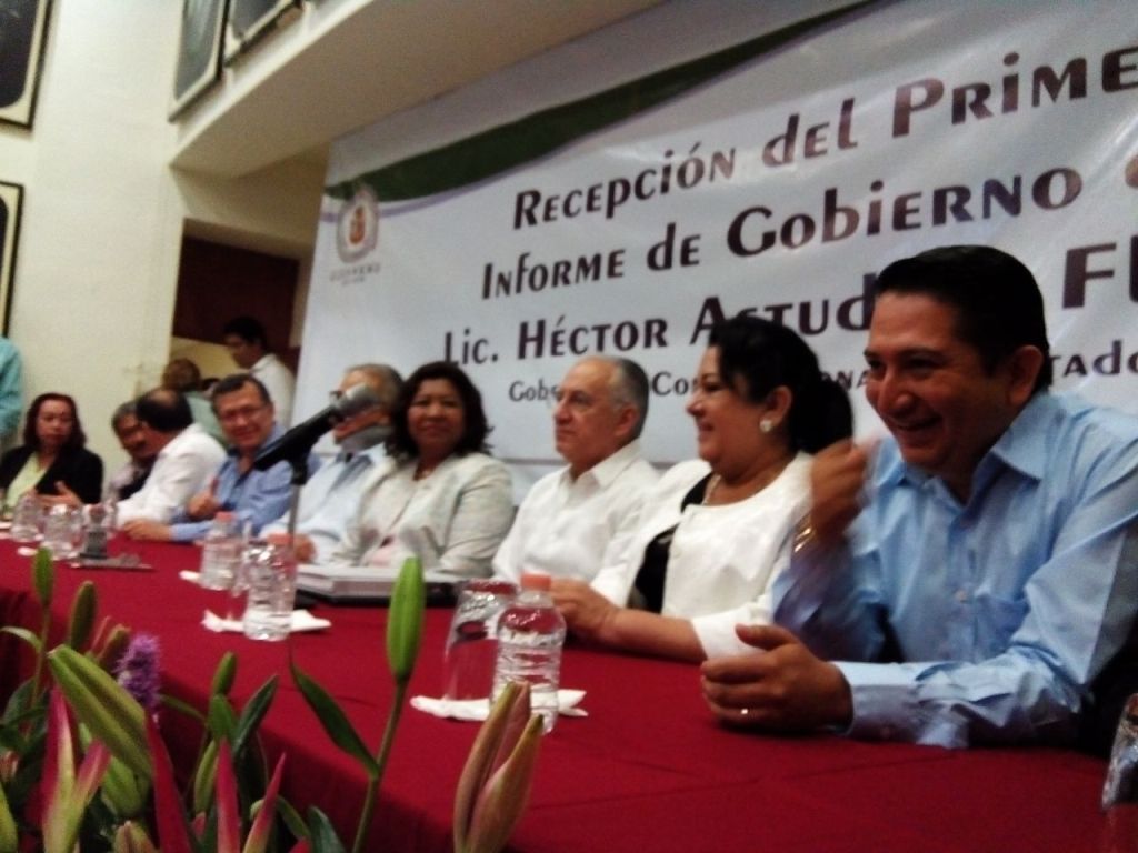 A la entrega asistieron dirigentes de las bancadas del PAN, PRD y PT.