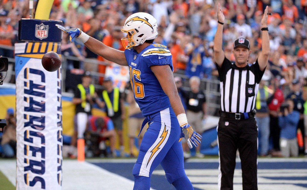 Hunter Henry celebra su touchdown ante Denver