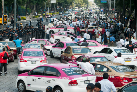 La manifestación de taxistas de diferentes estados realizada ayer en la Ciudad de México fue subestimada por el secretario de Movilidad, Héctor Serran