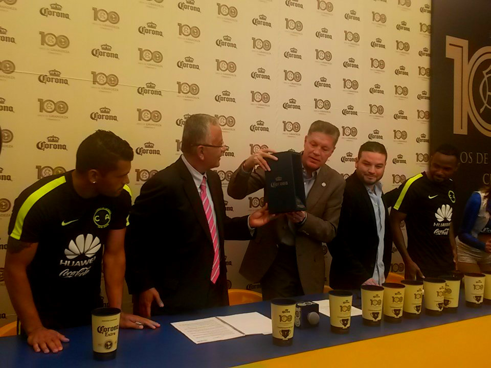 En la mesa: Daniel Flores, Director de Patrocinios de Grupo Modelo. Miguel Guerrero, gerente de Corona Futbol. Ricardo Peláez, Presidente Deportivo de