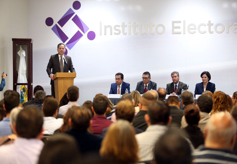 El titular de la Fiscalía Especializada en Delitos Electorales firmó un convenio con el Consejo del Instituto Electoral de Coahuila.