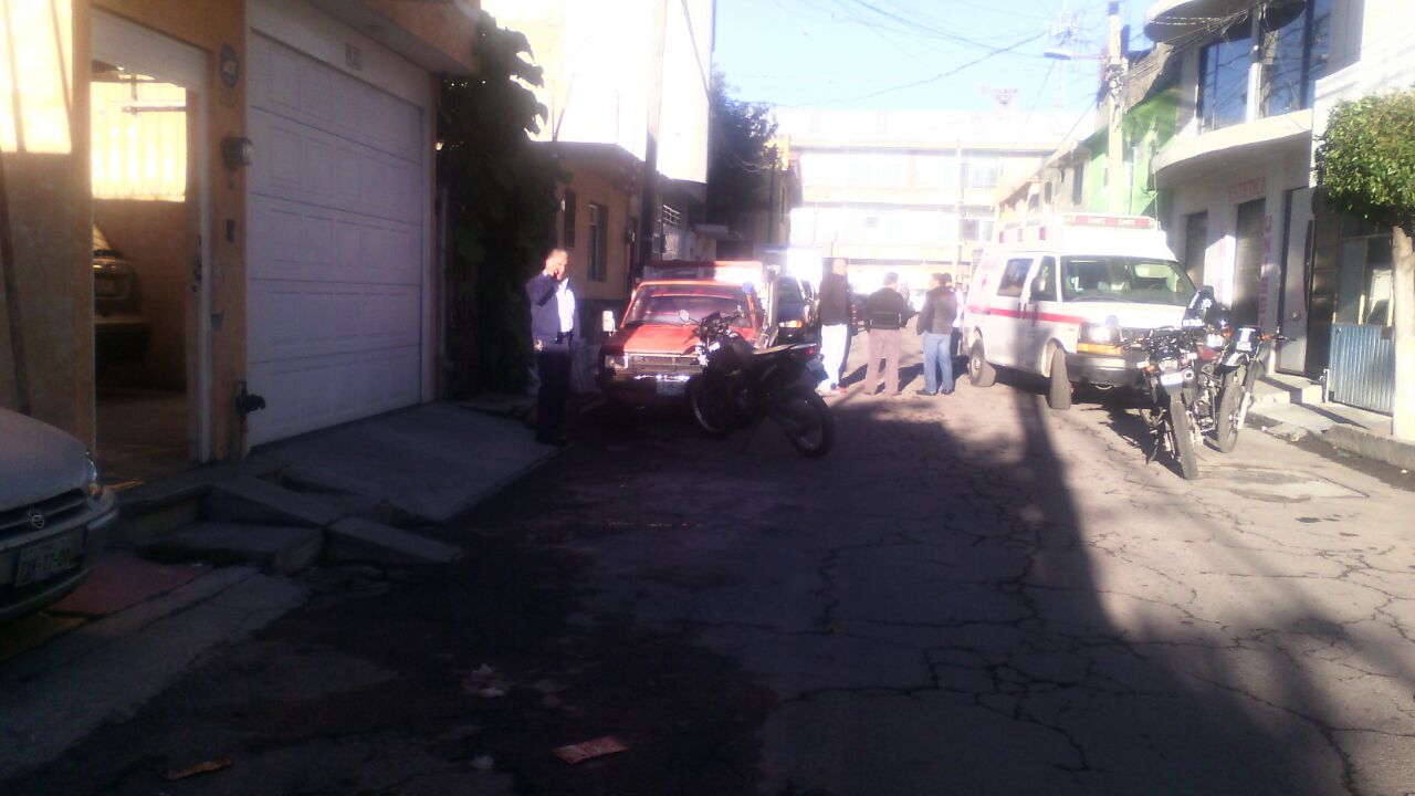 La víctima fue esposada y subida a su automóvil negro, donde la trasladaron hasta su casa en la colonia Los Dicios.