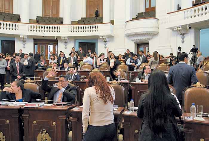 Asambleístas avalan intérpretes de lenguaje de señas en sesiones.