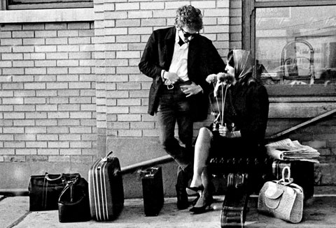 Bob Dylan y Joan Baez en el camino de Nueva York a Buffalo, noviembre de 1964