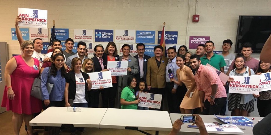 "Junto a la candidata Ann Kirkpatrick y el personal voluntario en Arizona para Hillary Clinton": Los Tigres del Norte. 
