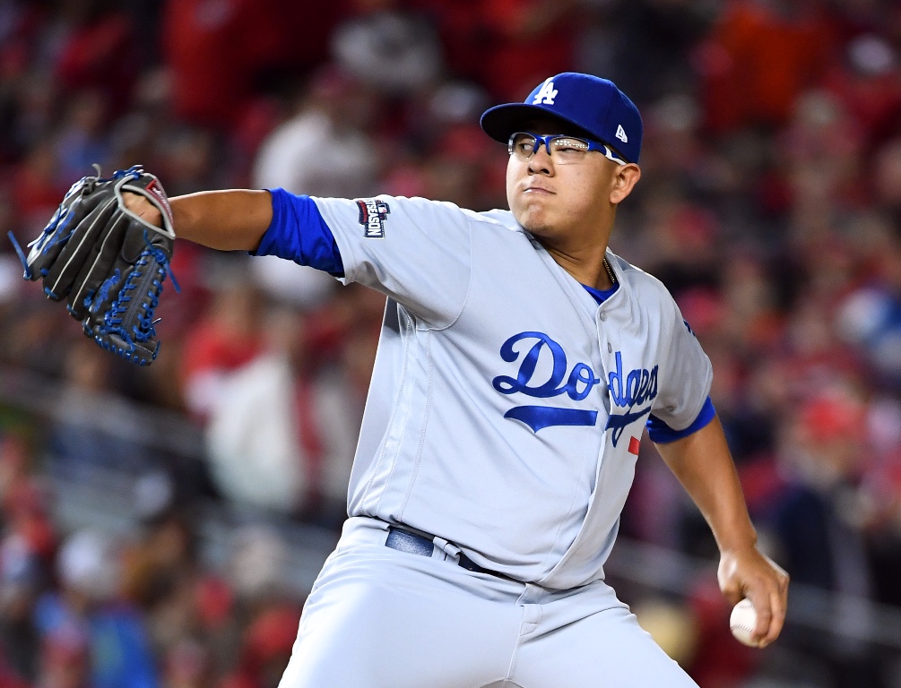 Julio Urías durante su actuación en el juego 