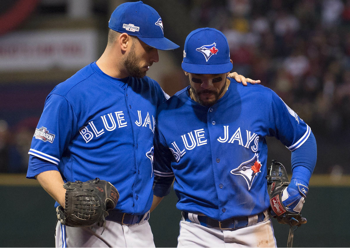 Marco Estrada y Devon Travis