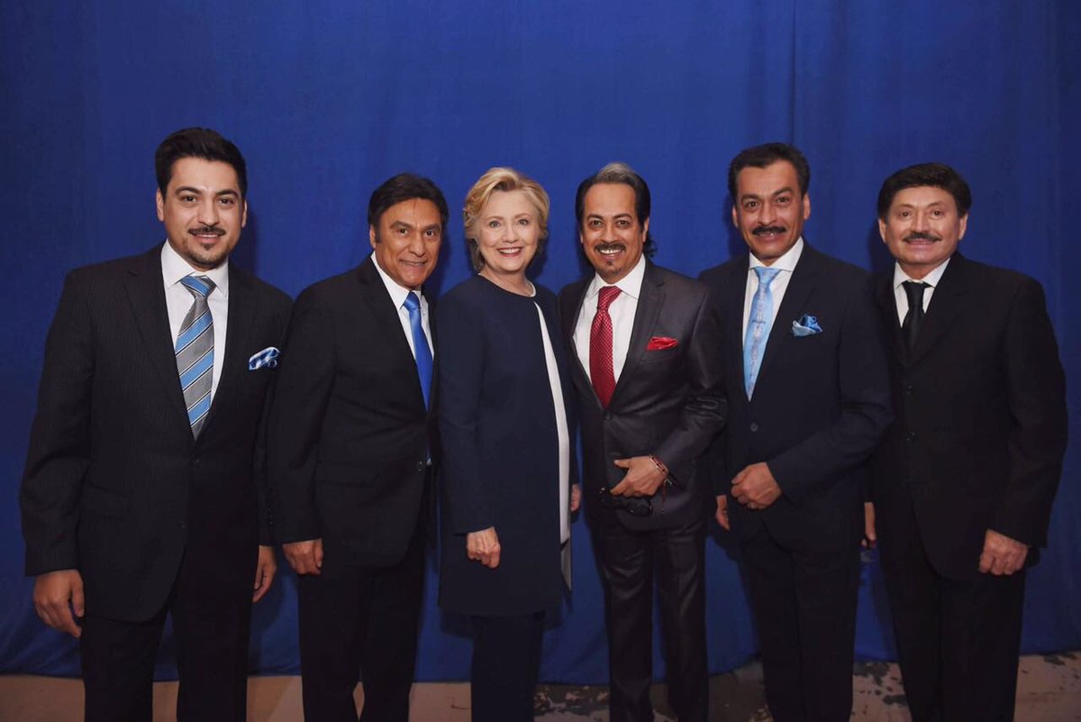 Los Tigres del Norte muestran su apoyo a Hillary Clinton.
