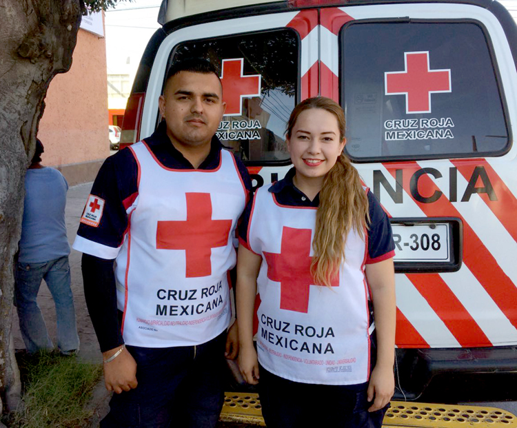 Bárbara Betancourt de 21 años y Rubén Eduardo Gallegos de 23, paramédicos de la Cruz Roja, fueron quienes atendieron el llamado.