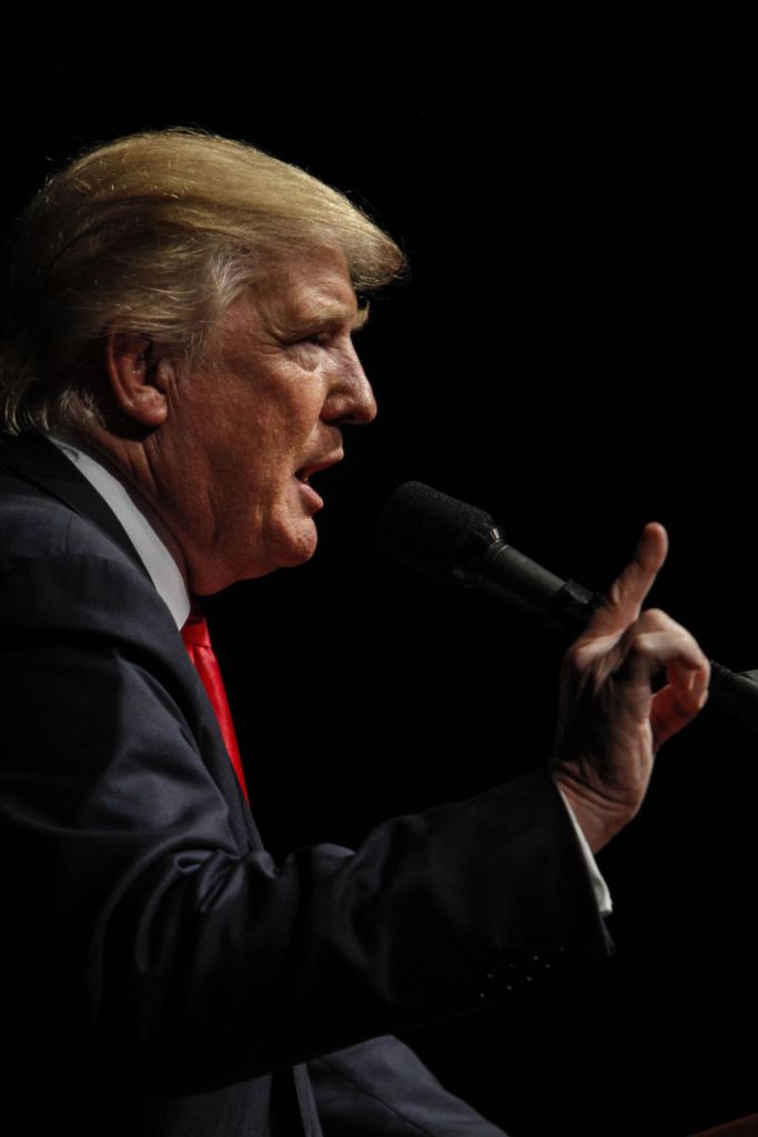 Donald Trump se presenta como víctima de una "campaña de desprestigio" y ha optado por intensificar los ataques contra Hillary Clinton.