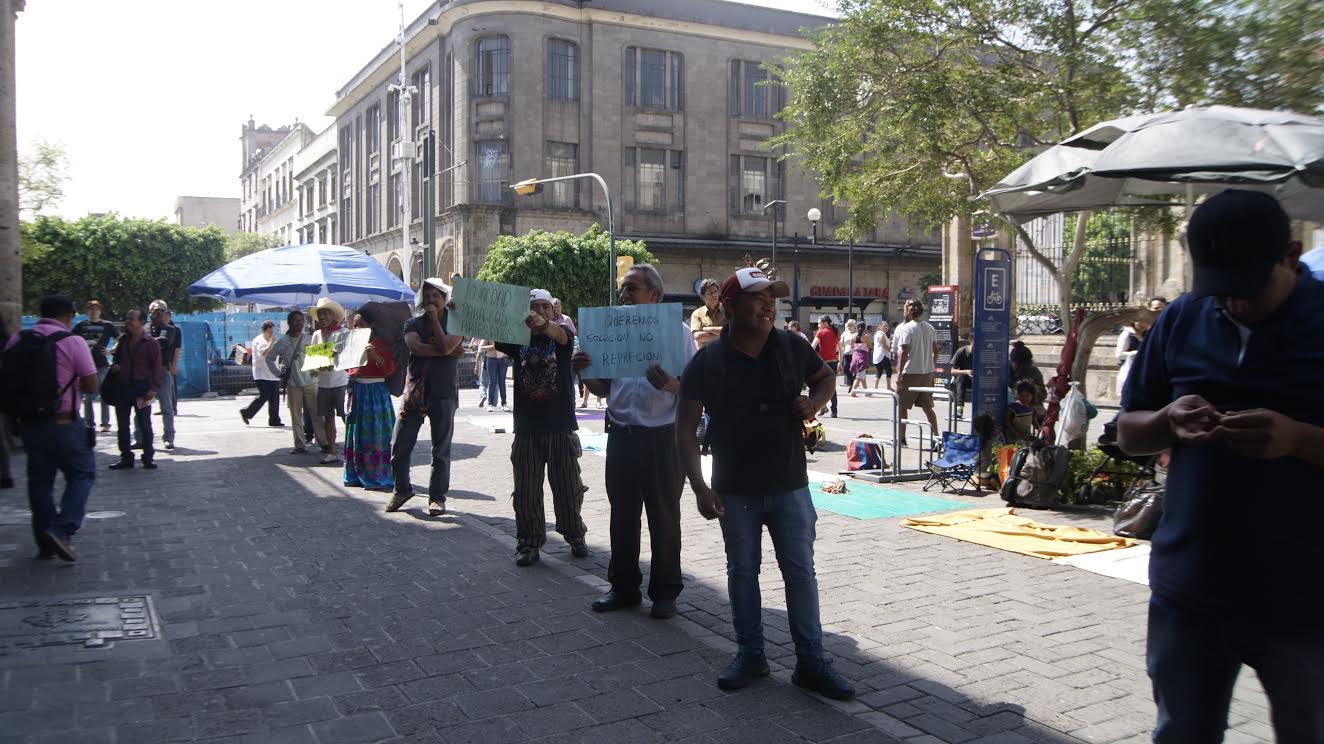 Grupos de artesanos se manifiestan al frente a las oficinas de la Dirección de Inspección y Vigilancia 
