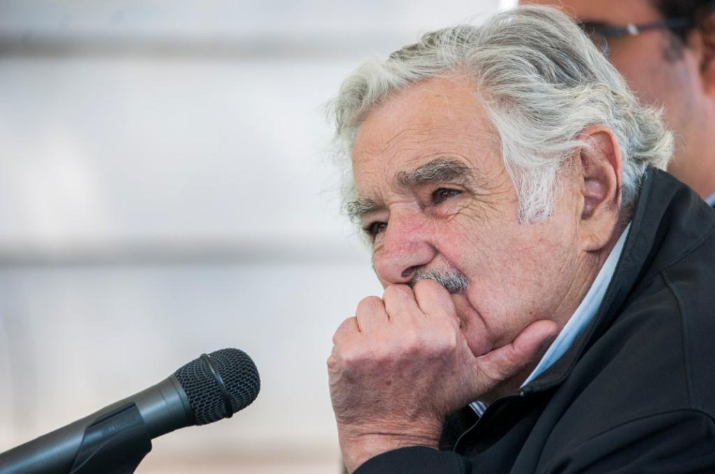 José Mujica acudió a la biblioteca José Vasconcelos para ofrecer una conferencia de prensa y, posteriormente, un encuentro con jóvenes en el auditorio