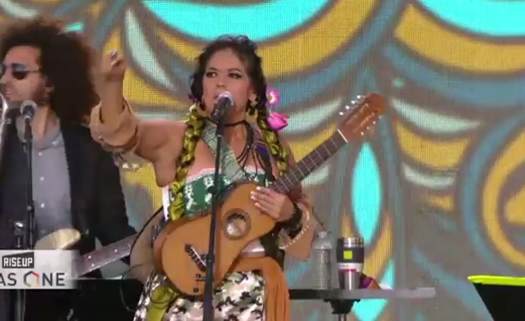 La cantante dejó en claro que está en contra del 'muro de Trump'. 