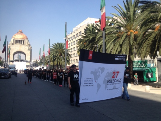Más de 100 personas marcharon contra la trata de personas en la Ciudad de México.
