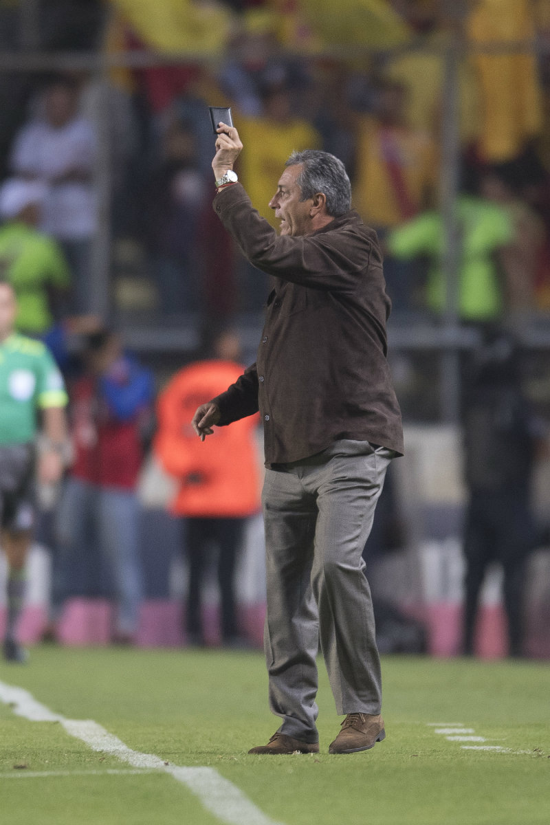 Tomás Boy se enoja con los árbitros y les muestra su cartera