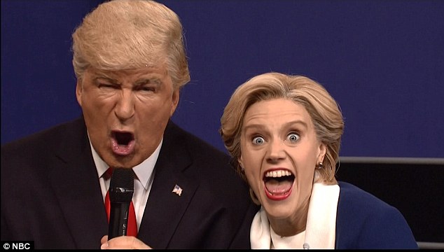 Alec Baldwin y Kate McKinnon como Donald Trump y Hillary Clinton para una parodia transmitida en "Saturday Night Live". 