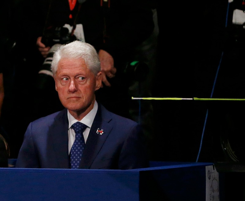 Bill Clinton podría ser llamado “primer varón”, “primer esposo”, “primer hombre” o “primer caballero”.