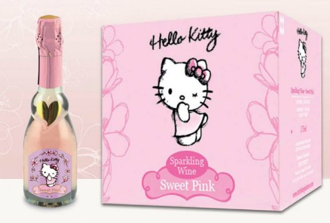 Las botellas están adornadas al puro estilo Hello Kitty. 