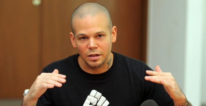 El cantante puertorriqueño mencionó que ninguno de los dos candidatos se ha preocupado por la situación actual de los migrantes.